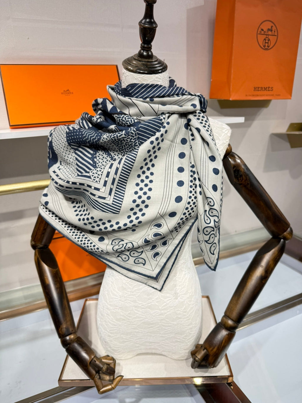 HM Couvertures et Tenues de Jour Bandana Scarf Scarf 140 Ivory Blue Cashmere Silk