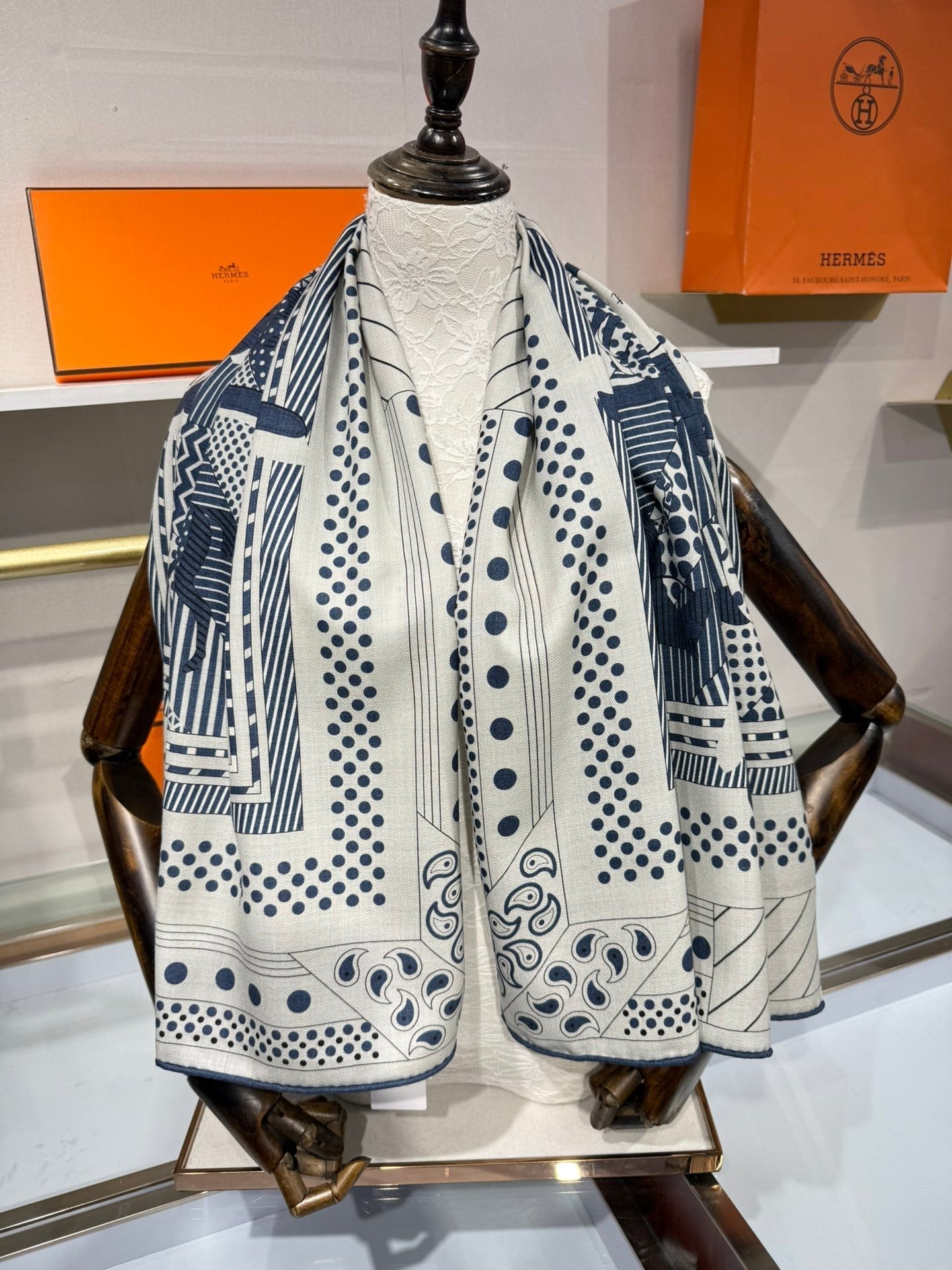 HM Couvertures et Tenues de Jour Bandana Scarf Scarf 140 Ivory Blue Cashmere Silk