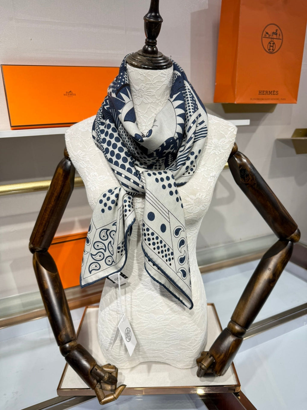 HM Couvertures et Tenues de Jour Bandana Scarf Scarf 140 Ivory Blue Cashmere Silk