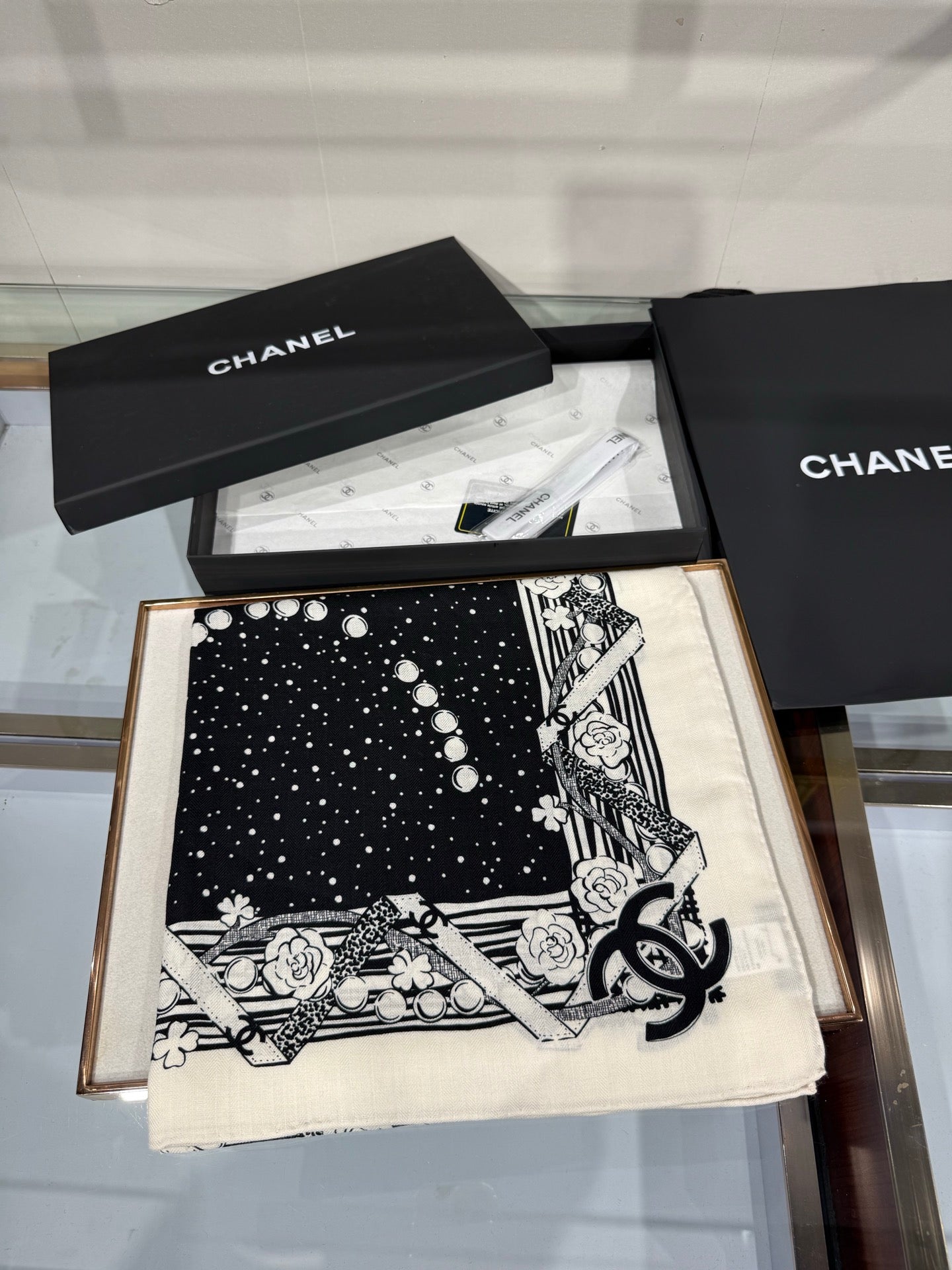 CC 26s Shawl 140x140cm Black White Cashmere Silk 212967