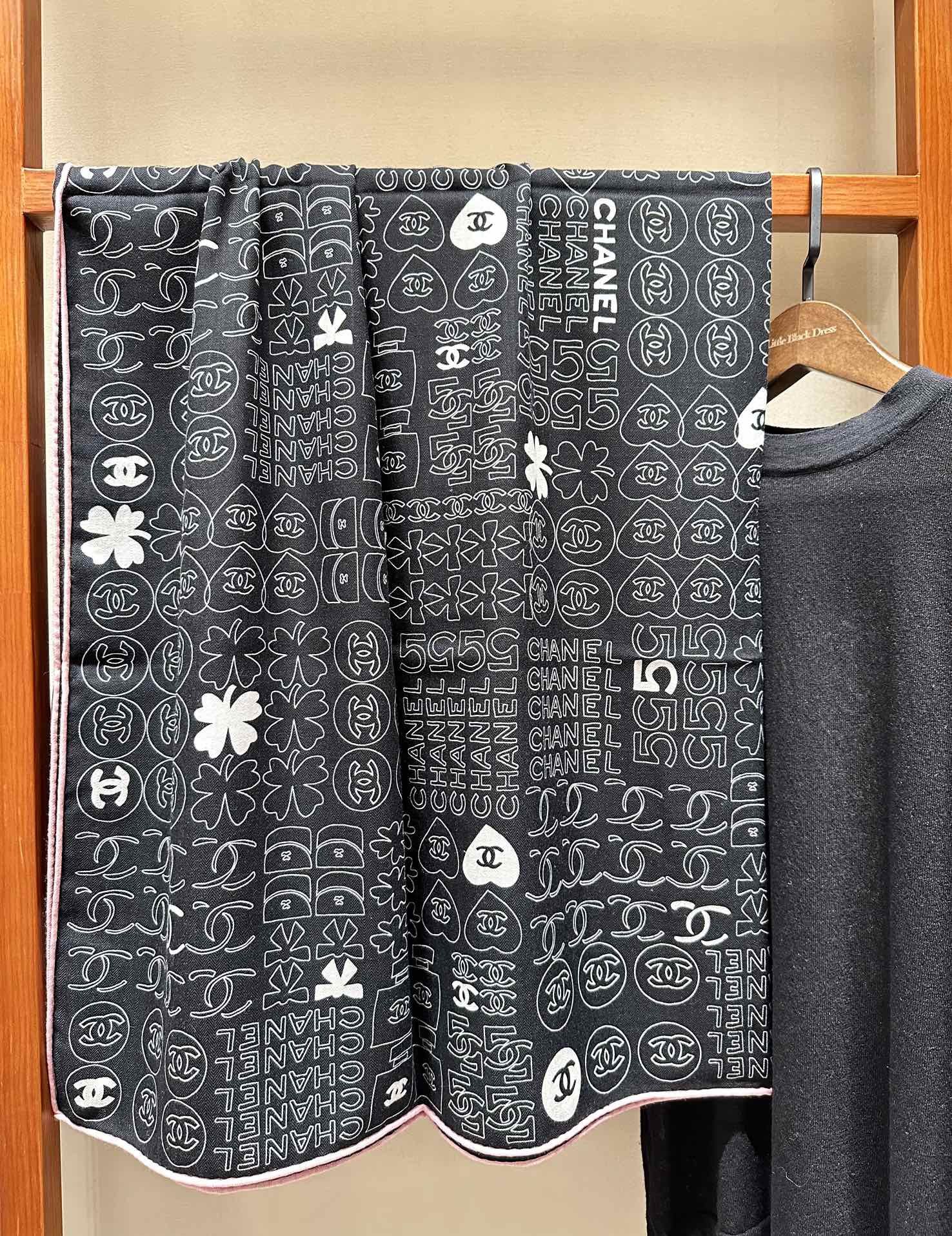 SQUARE SCARF 140 CM IN BLACK MONOGRAM SILK 403999