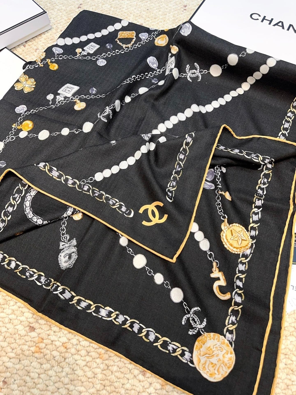 CHANEL 25S SCARF 140 CM IN CASHMERE SILK 943928