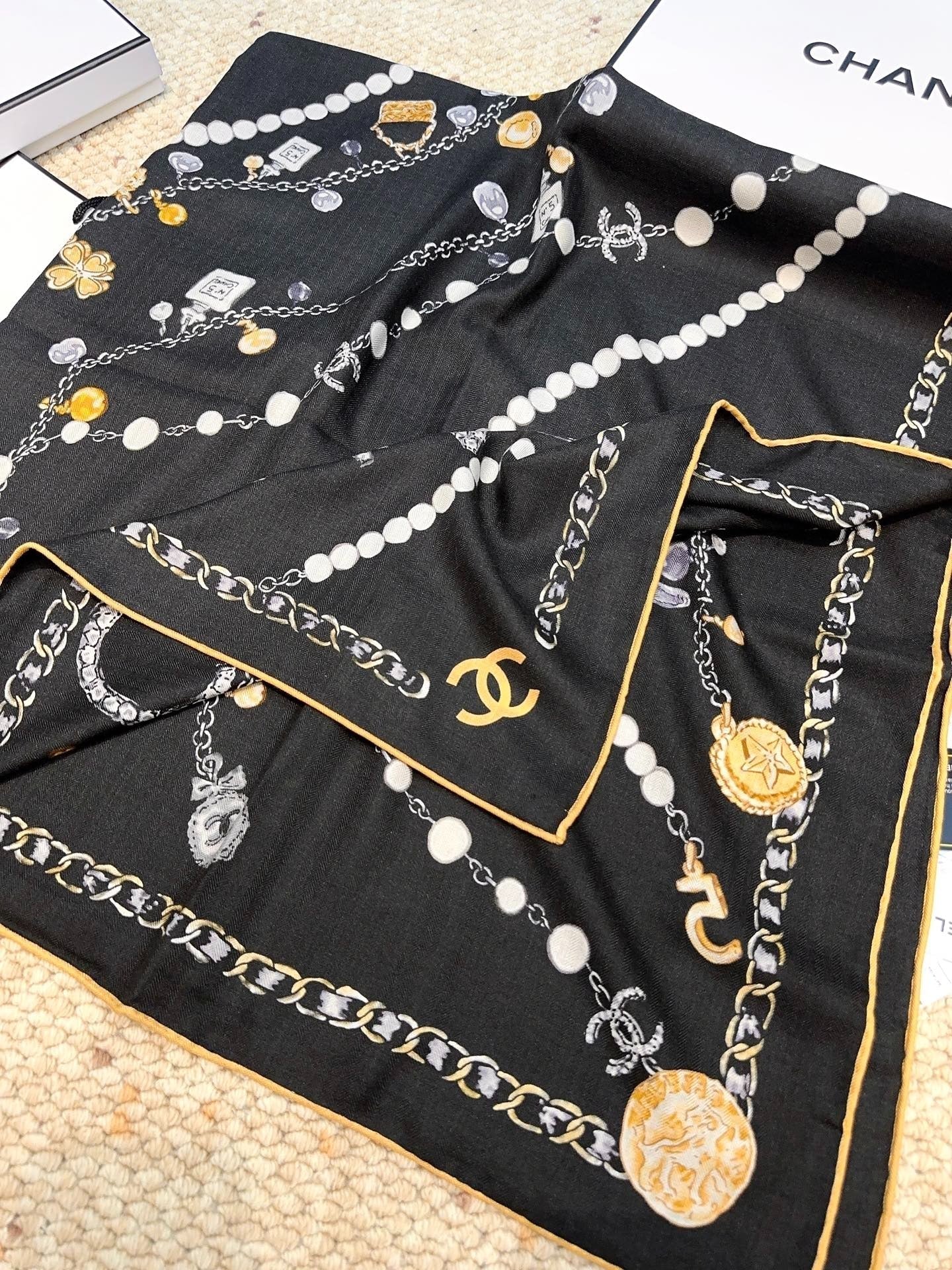 CHANEL 25S SCARF 140 CM IN CASHMERE SILK 943928