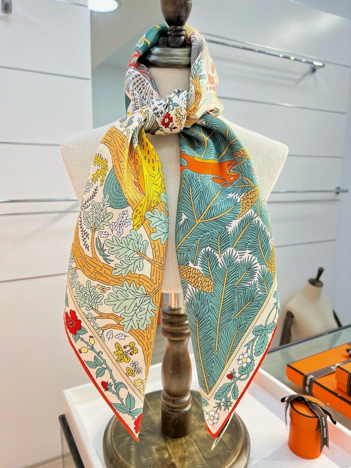 HM 26s Double-sided Scarf 90 Green Colorful Mulberry Silk 152371