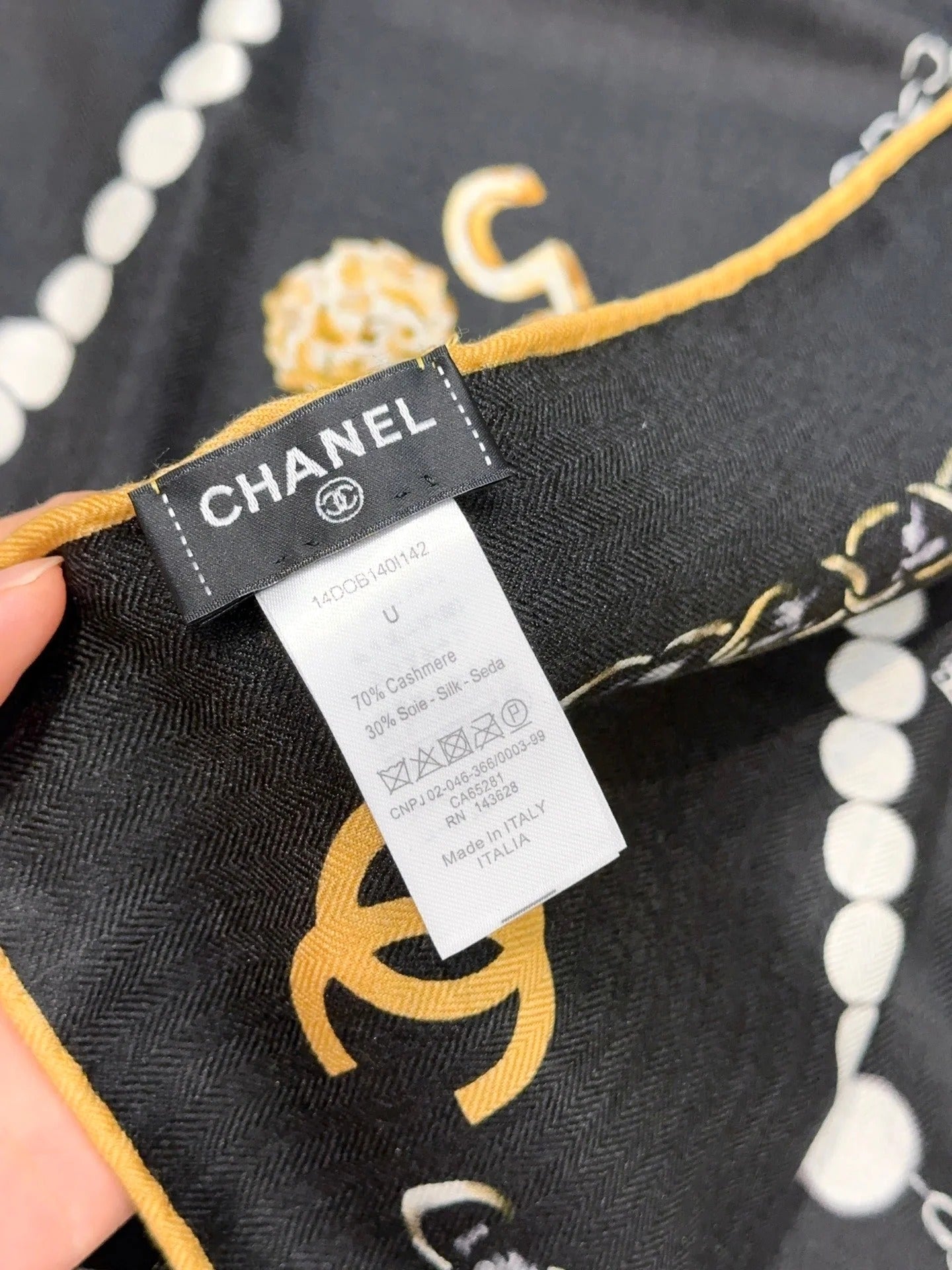 CHANEL 25S SCARF 140 CM IN CASHMERE SILK 943928