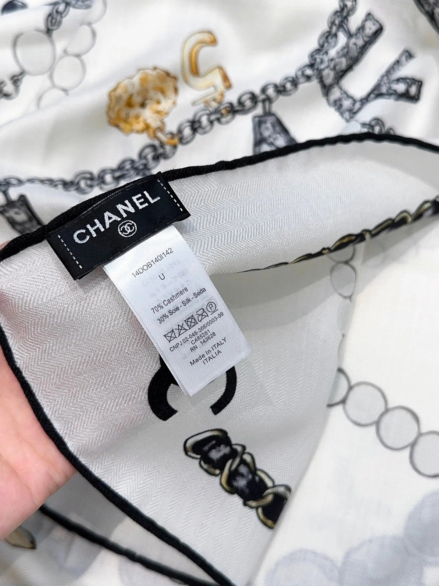 CHANEL 25S SCARF 140 CM IN CASHMERE SILK 943929