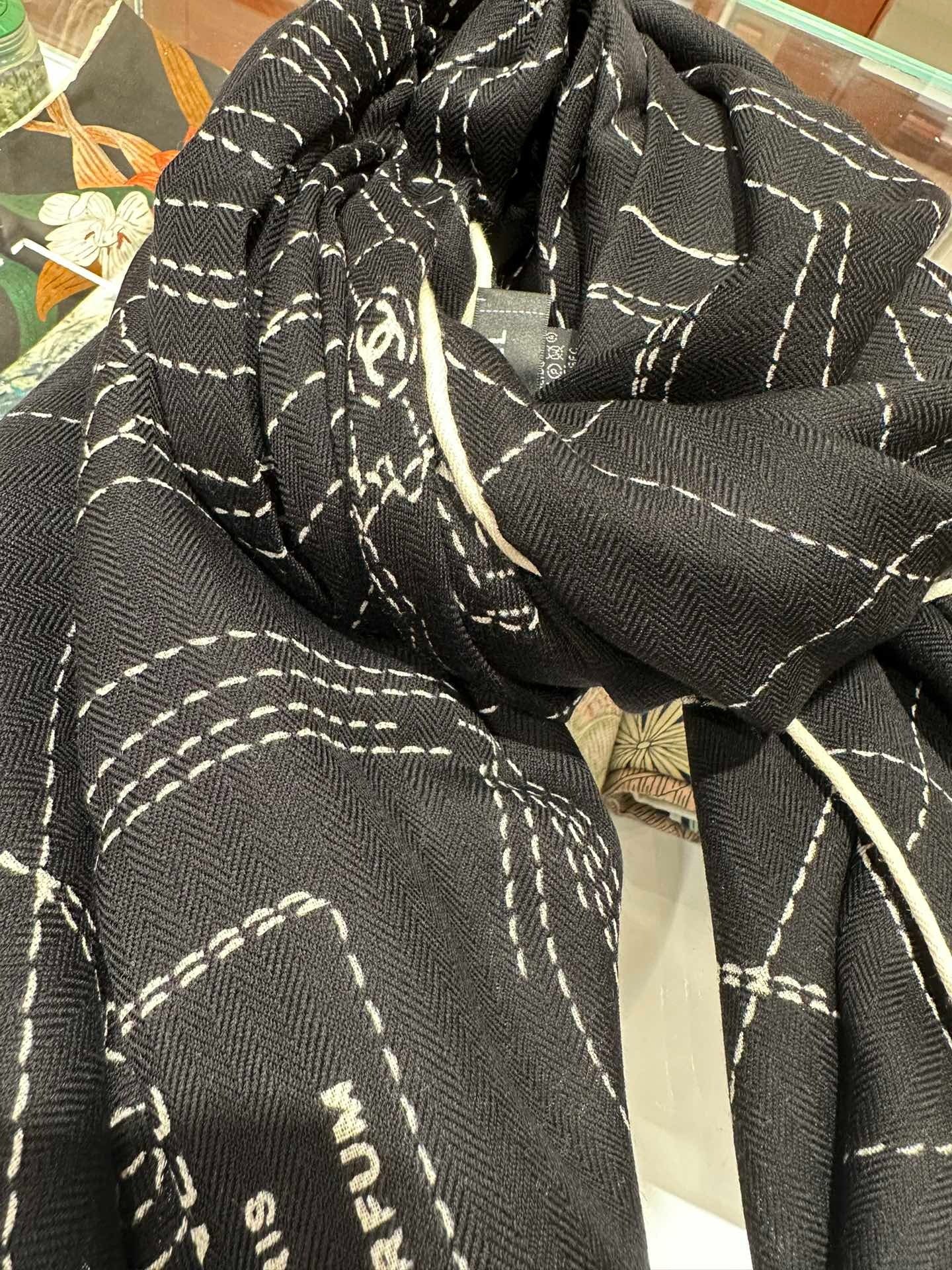 CHANEL 25S SCARF 140 IN SILK WOOL 726479